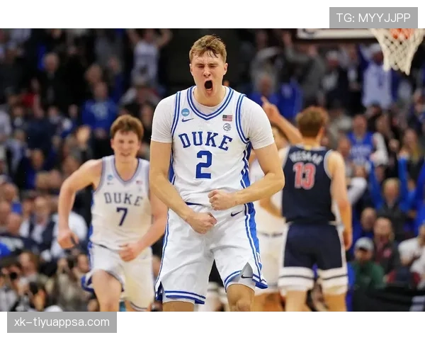 库珀·弗拉格无球跑动制造空位，三分效率领跑同届新秀