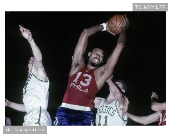 张伯伦单打拉开内线差距，助力球队长时间主导篮下战局